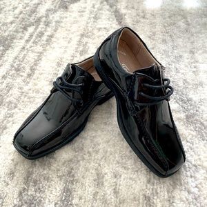 Brand new, in the box, Florsheim Reveal Bike OX Black boys dress shoes size 11